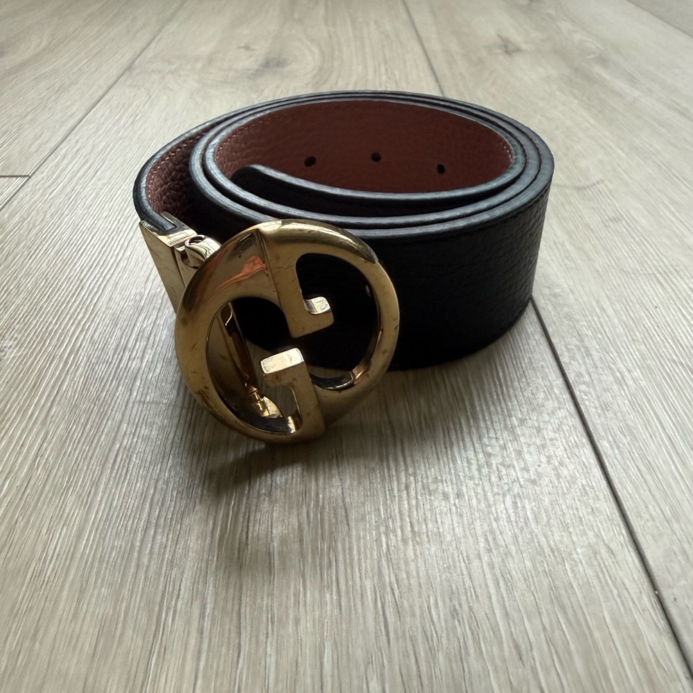 Gucci Authentic Black and Pink Reversible Leather Belt with Gold Buckle. Size 80